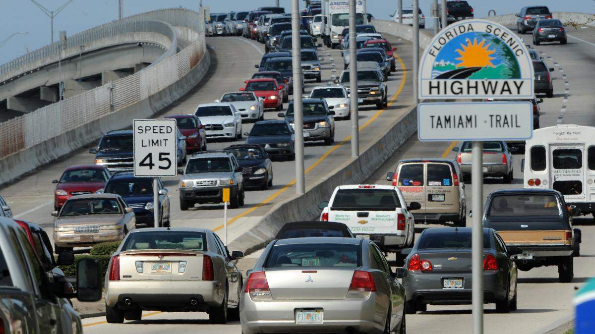 Traffic slowly crosses the Green Bridge into Bradenton on March 21, 2016,, giving motorist plenty of time to take in the surrounding sights from the Florida Scenic Highway. Florida Department of Transportation held a visioning workshop for the Central Manatee Network Alternatives Analysis on March 31. 
 GRANT JEFFERIES/Bradenton Herald