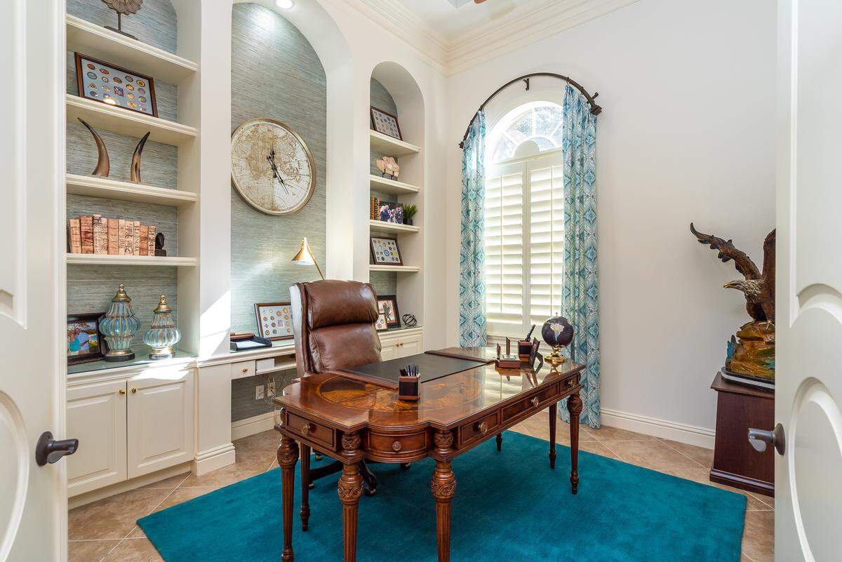 Professional football player and Super Bowl champion Terry Bradshaw is selling his estate in Manatee County, complete with fine furnishings.