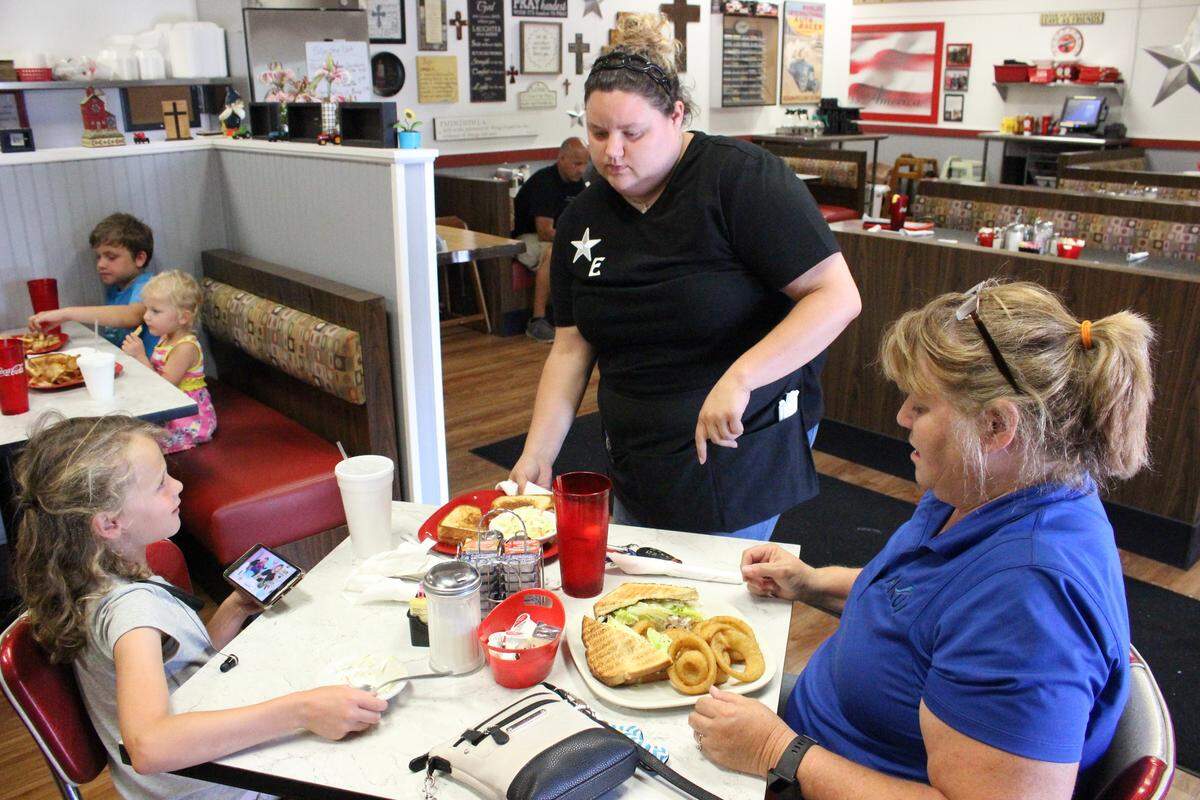 Elise Bevier serves Darlette Mathis and her granddaughter Molly at the Silver Star East.