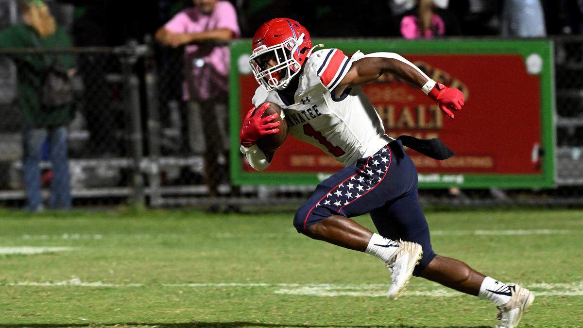 Manatee High’s Kei’shawn Smith runs with the ball in Venice on Friday, Oct. 6, 2023.