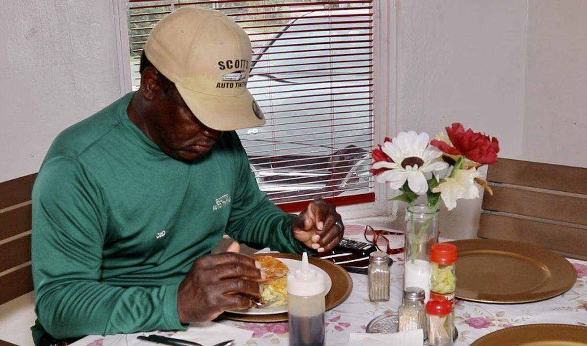 Shedrick Scott says grace before starting his breakfast Dec. 15, 2022, at Rock Inn Restaurant, 2112 Second Ave. E., Palmetto.