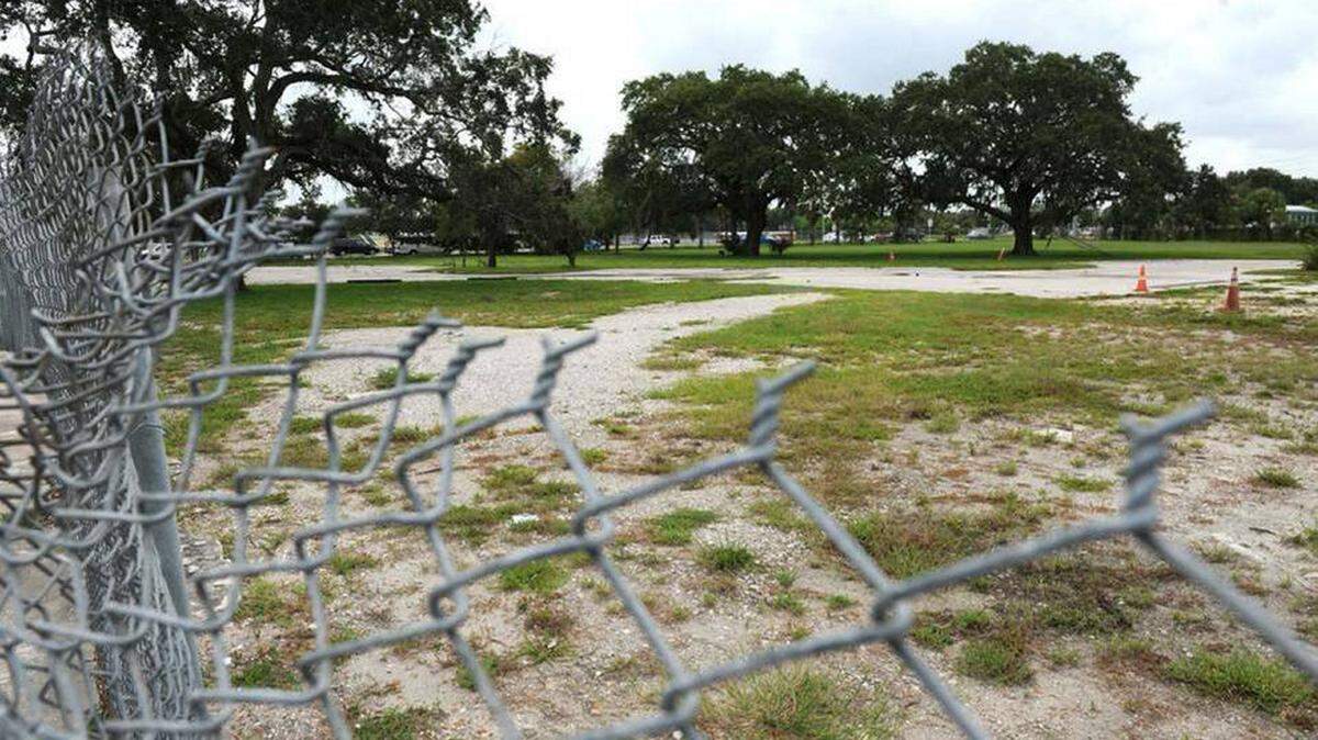 City officials will discuss the future of the failed grocery store site at the corner of First Street and 13th Avenue West Wednesday morning at 9 a.m. GRANT JEFFERIES/Bradenton Herald file photo