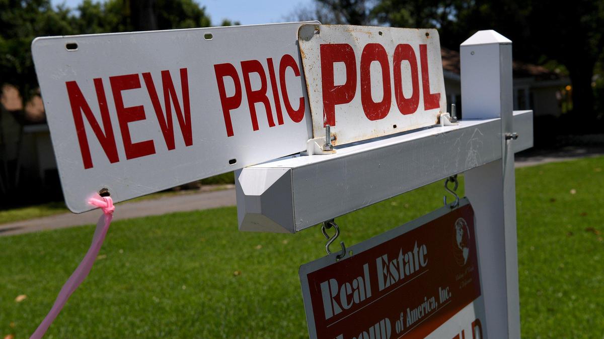 New pending sales of existing single-family homes in Manatee County fell 33.4 percent in March, compared to a year earlier as the coronoavirus pandemic spread across Southwest Florida.