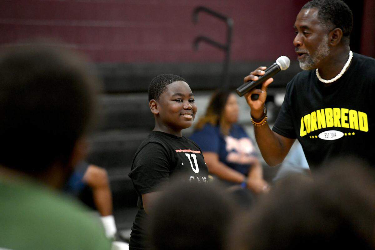 06/18/21—Youth from several community centers converged upon the 13th Av Dream Center for a Juneteenth celebration with author Vincent Taylor who used music and audience participation to teach and entertain. The celebration was directed by Dr. Sharon Jefferson of Rosalyn Walton Education and Enrichment Services.