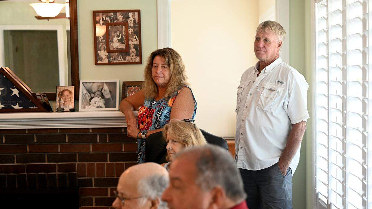 Robert and Linda Seybold host a neighborhood meeting to discuss the City of Bradenton’s plans to build a temporary lift station to replace a failing one in use since the 1950s on land at 2052 Riverside Drive E. in Bradenton, formerly the home of Councilman Bill Sanders.