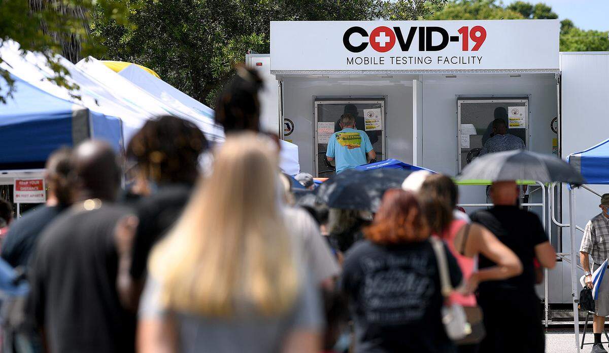 08/02/21—Long lines, heat and scarce parking all presented challenges for those trying to get vaccinated or tested at the Palmetto Bus Station/COVID-19 testing and vaccination center as the state of Florida faces rising positive COVID cases and high hospitalization rates, mostly among the unvaccinated.