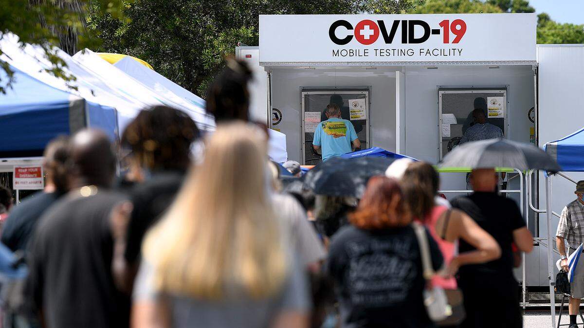 08/02/21—Long lines, heat and scarce parking all presented challenges for those trying to get vaccinated or tested at the Palmetto Bus Station/COVID-19 testing and vaccination center as the state of Florida faces rising positive COVID cases and high hospitalization rates, mostly among the unvaccinated.