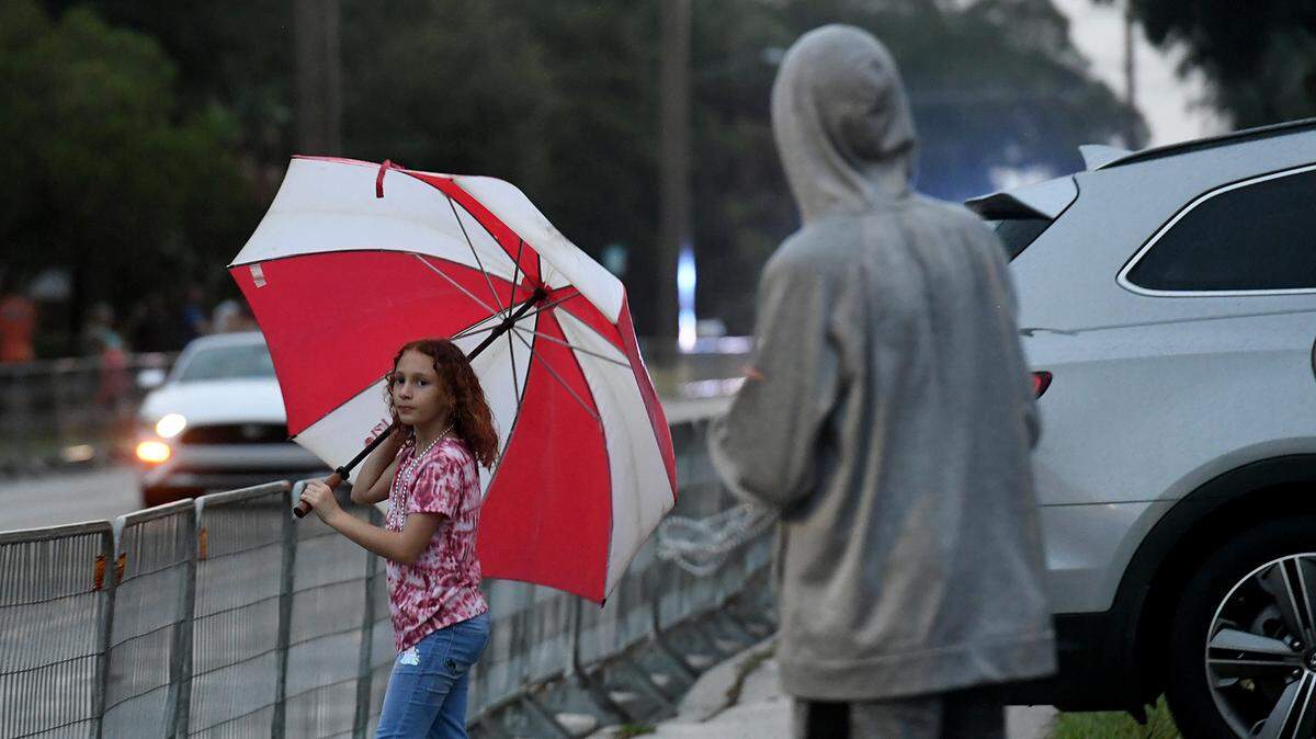 Tropical Storm Arlene is expected to bring high temperatures and scattered showers over the weekend in Manatee County, forecasts say. A young girl with a large umbrella on the parade route after the cancellation of the De Soto Parade was announced due to weather in this file photo.