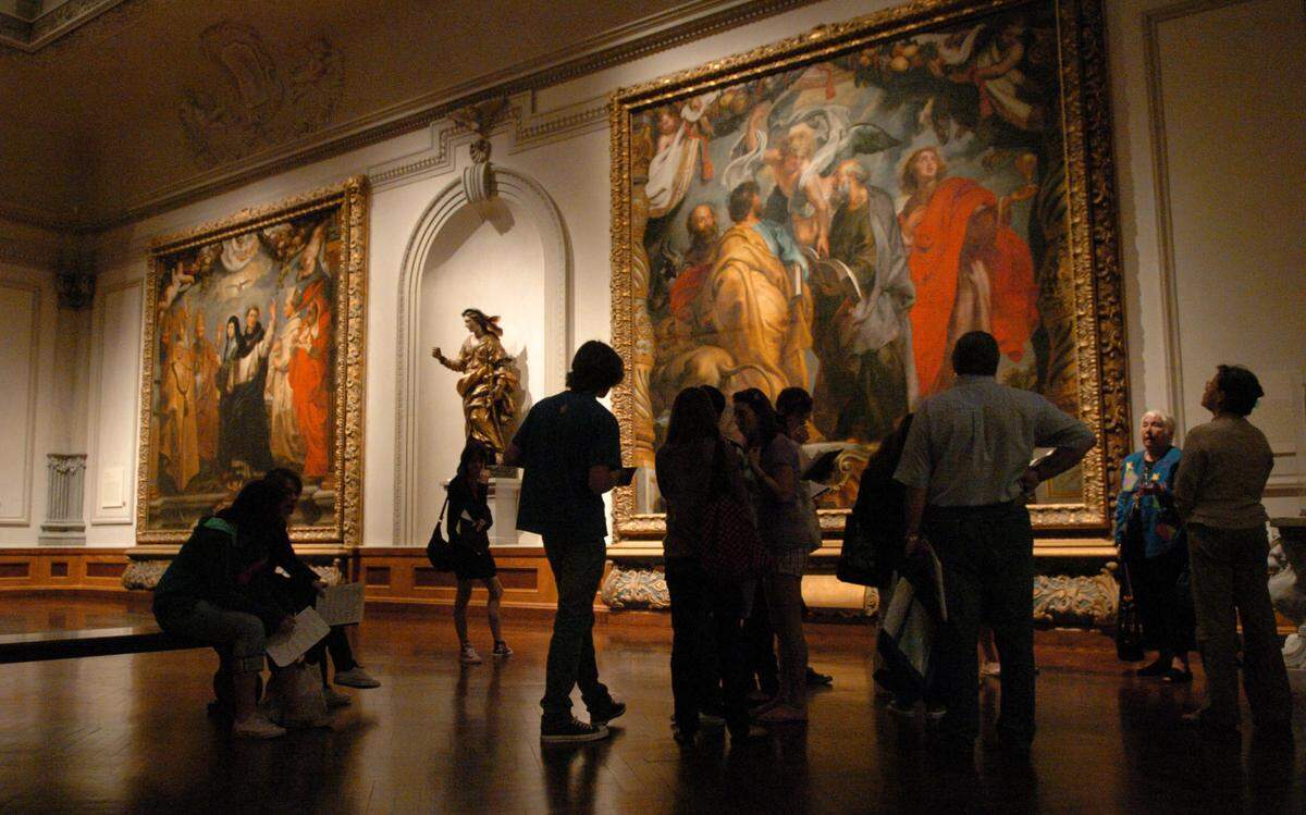 The Ringling offers free admission to the Museum of Art every Monday. The museums also participates in annual free museum days.