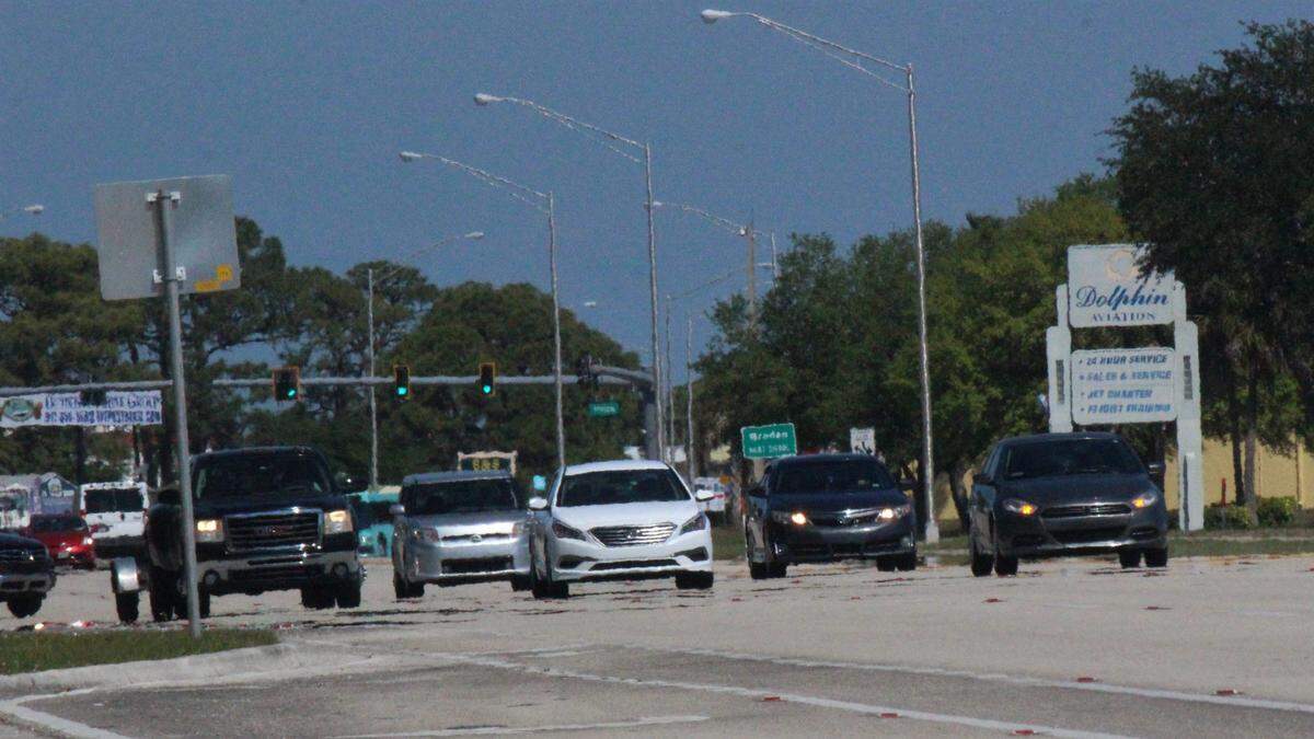 Officials for the Florida Department of Transportation and Sarasota/Manatee Metropolitan Planning Organization on Monday discussed ways to make U.S. 41 between Whitfield Road and University Parkway safer, including reducing the number of lanes, adding landscaping, buffered bike paths, and roundabouts.