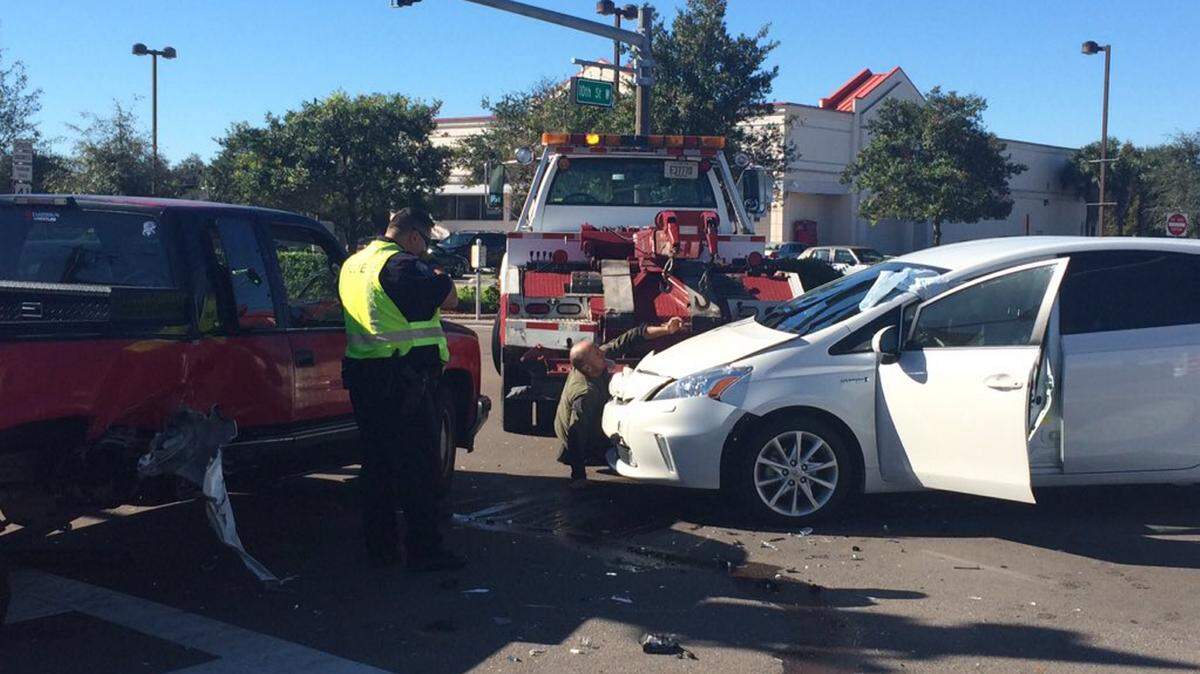 The scene of a vehicle crash late Monday morning at the intersection of 8th Avenue West and 10th Street West in Palmetto. 
 AMARIS CASTILLO/Bradenton Herald