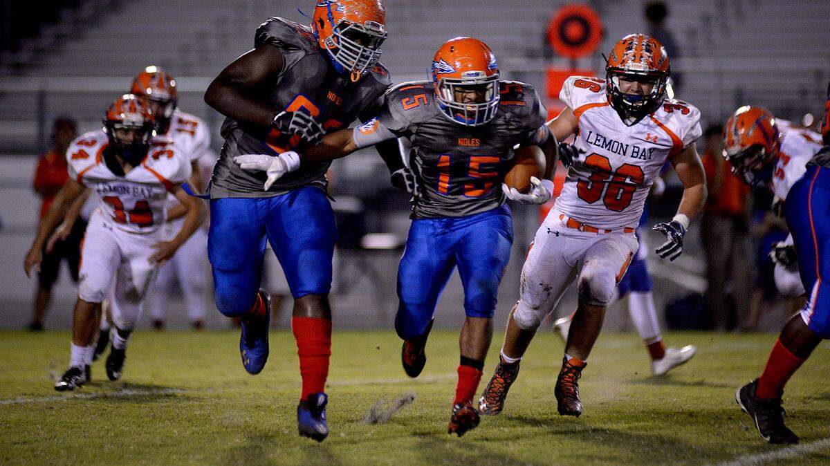 Seminoles running back Kevin Johnson (15) carries the ball through the Lemon Bay Manta Rays on Oct. 16. Southeast is at Sarasota Booker in a must-win game Friday.
 DAVID W DOONAN/Special To The Herald
