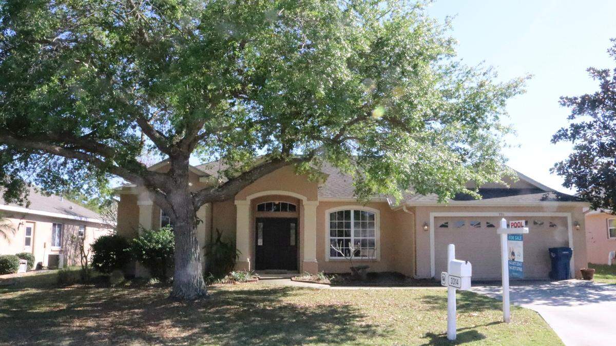 The median price of existing single-family houses took a quantum leap in the Bradenton area in March, hitting $525,000, a 33% increase from the same month a year ago. File photo shown above was taken March 17, 2022.