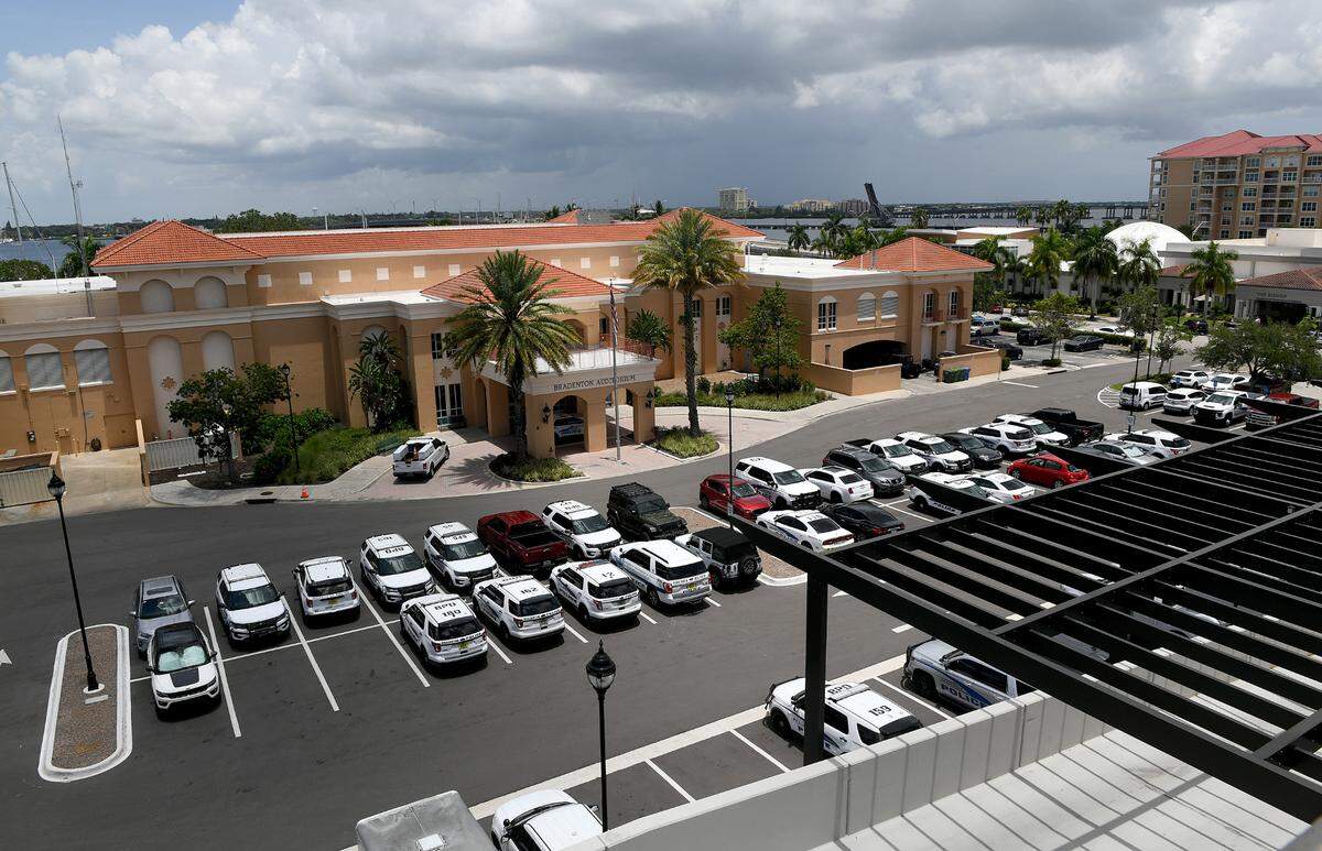 A new report says city leaders can maximize the redevelopment of the Bradenton City Hall property by building a certain combination of condos, commercial space, offices and a hotel on the 3.9-acre property along the Manatee River.