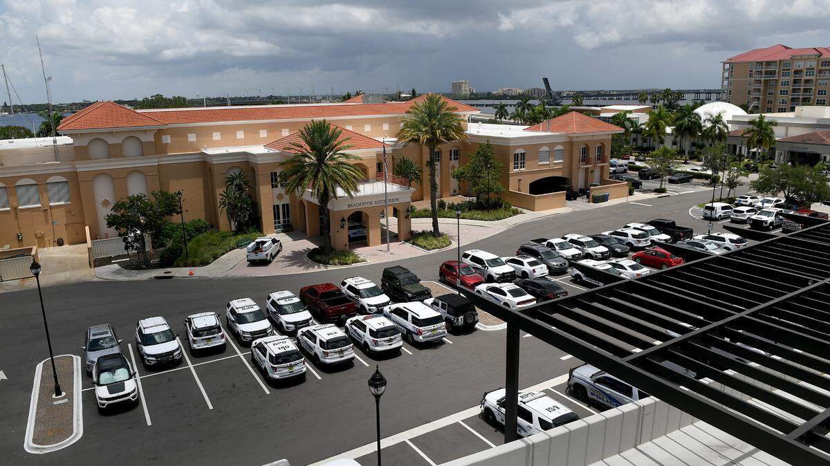A new report says city leaders can maximize the redevelopment of the Bradenton City Hall property by building a certain combination of condos, commercial space, offices and a hotel on the 3.9-acre property along the Manatee River.