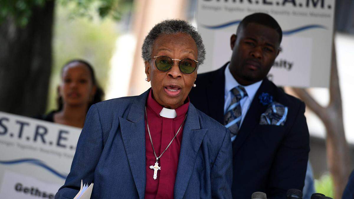 Pastor Joreatha Capers of Rogers Community United Methodist Church speaks with other faith leaders during a press conference to commend State Attorney Ed Brodsky for adopting a pre-arrest diversion program in Sarasota for non-violent misdemeanors on October 26, 2022. The group of leaders, called STREAM, are calling upon Sheriff Wells to adopt the program in Manatee County.