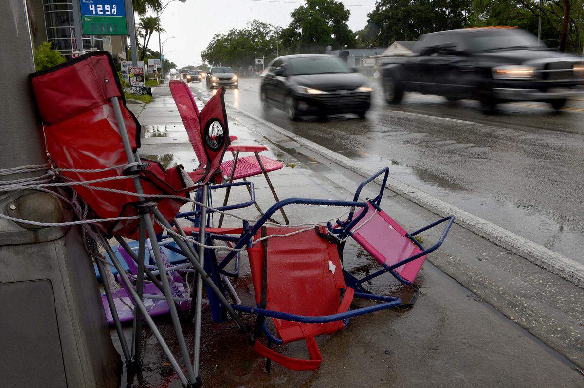 Cars whiz down Manatee Avenue after the 2022 De Soto Grand Parade was cancelled because of bad weather.