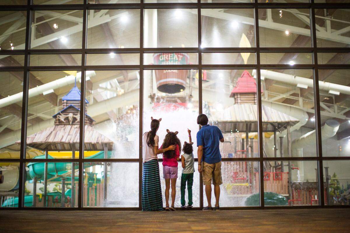 Great Wolf Resort in Naples will have a 100,000-square-foot indoor waterpark, heated to 84 degrees with a variety of body slides, tube slides, raft rides, activity pools and splash areas for toddlers and teens to parents and grandparents.