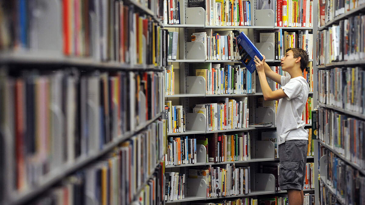 Marco Scalera looks through the stacks of books at the Braden River Library in this file photograph.
 TIFFANY TOMPKINS-CONDIE/Bradenton Herald file
