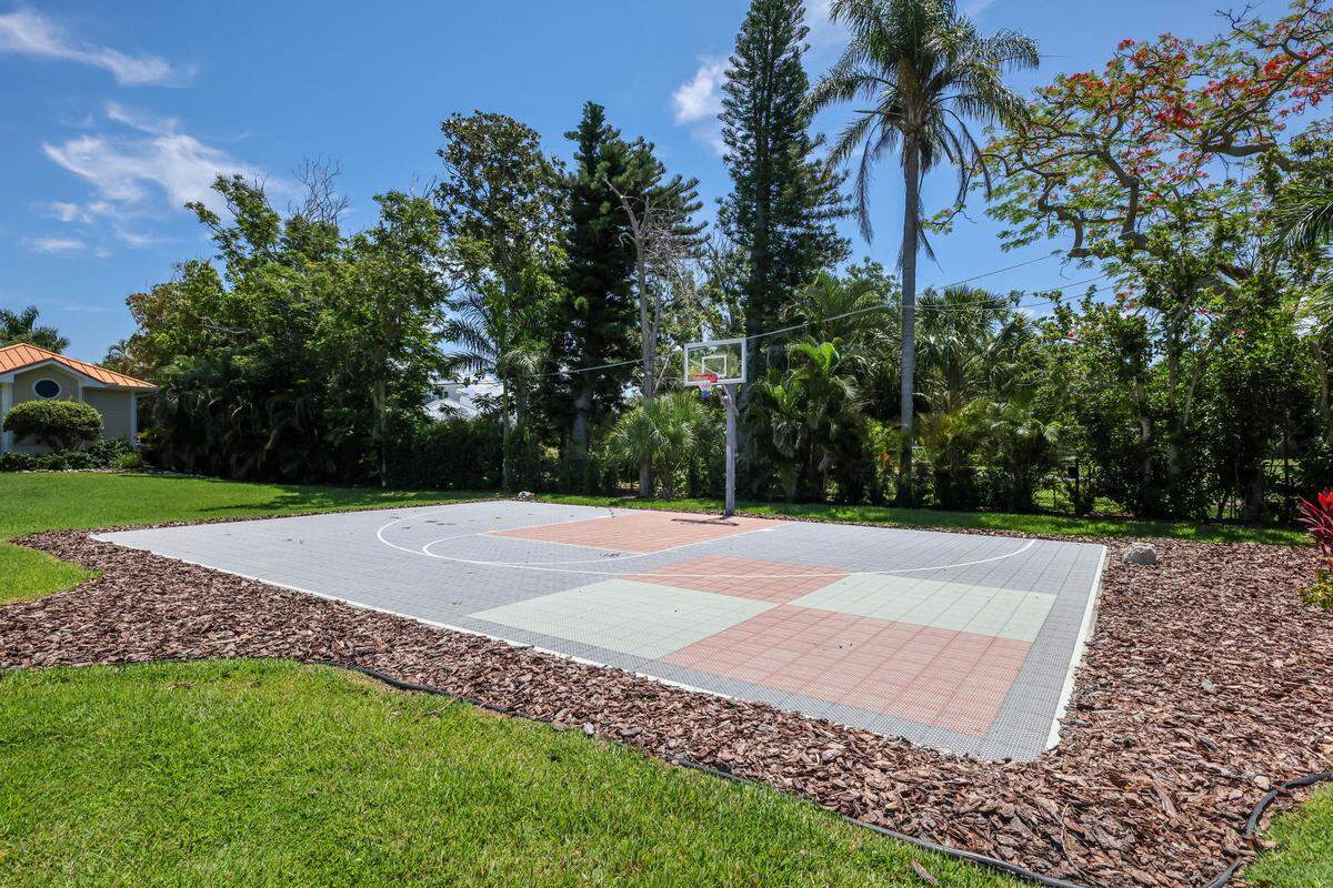 Vista Del Fiume, an estate located on three acres on the Manatee River in Northwest Bradenton, is on the market. The property has over 7,000 square feet of living space, a chef's kitchen and three boat lifts. The property is located at 1707 71st Street Northwest, Bradenton.