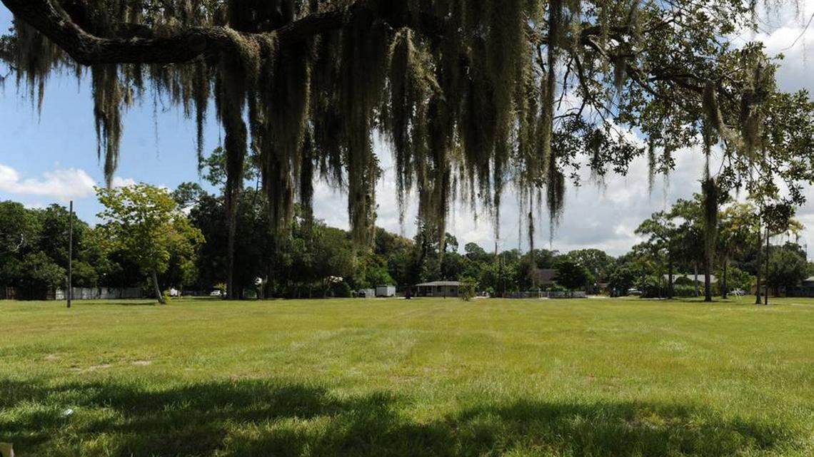 Three acres of property in the 1400 block of 14th Street West have sat vacant since 2006 when the city purchased and then demolished the once troubled Manatee Inns. The latest effort to redevelop the site through tax credits has failed and now the city must decide what to do next. GRANT JEFFRIES/Bradenton Herald file photo