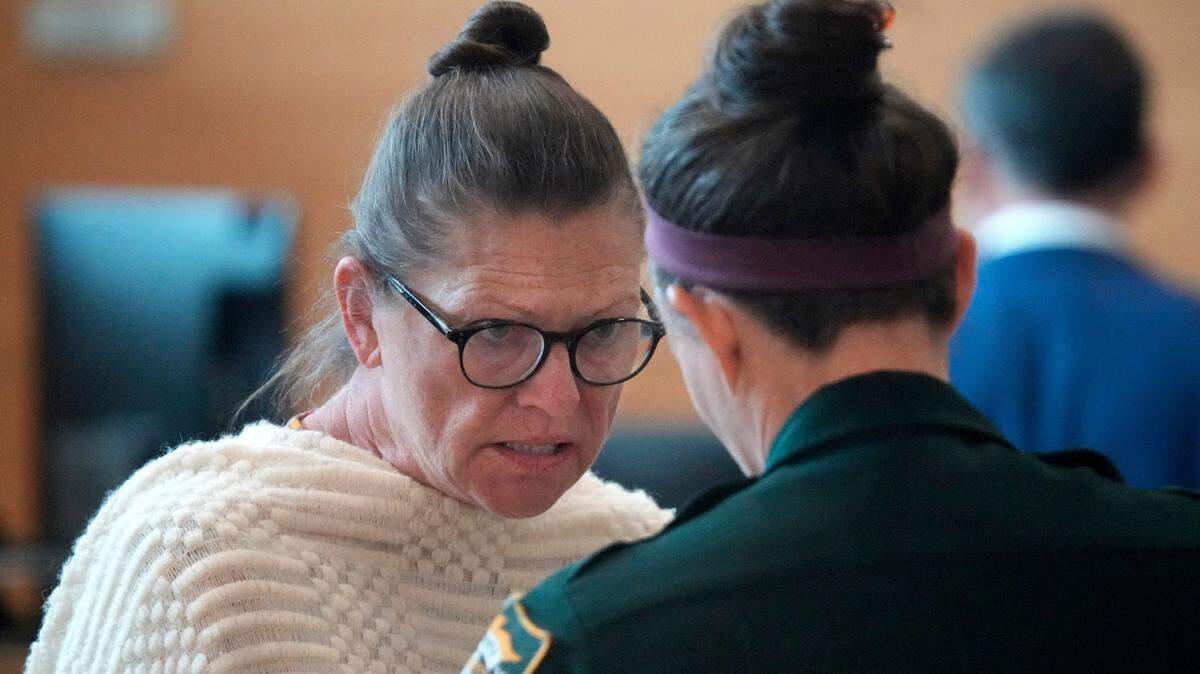 Teresa Zeppi talks to a baliff as she is removed from the courtoom during a break in the trial Wednesday morning in Bradenton. Zeppi is charged with leaving the scene of a crash involving injury or death for a crash on 9th Ave. NW that killed pedestrian Joseph Dralus, Sr. in 2020.