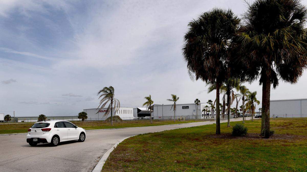 Travelers could park their cars at the proposed lots north and south of Dolphin Aviation and take a shuttle to the terminal if the first park-and-ride lots for SRQ are approved.