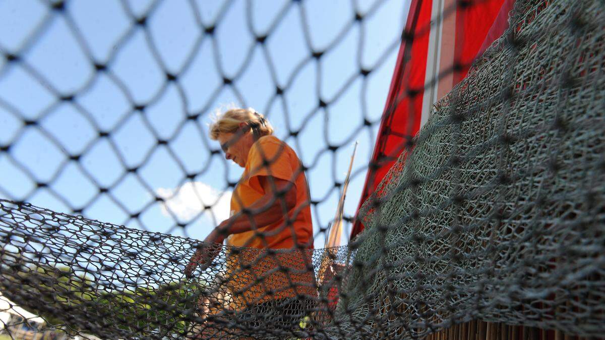 Betty Stellabott with Coastal Crab Co. of Bradenton sets up for the Hernando DeSoto Historical Society's Heinz and Becker Seafood Fest on Thursday at Sutton Park in Palmetto. The festival begins Friday and runs through Sunday. 
 GRANT JEFFERIES/Bradenton Herald