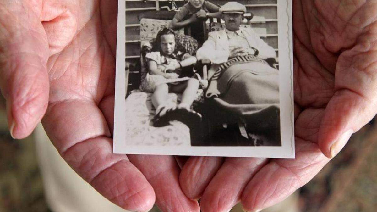 Herbert Karliner shares a photo of himself at age 12, his sister Ruth, 11, and his father, Joseph Karliner, on the SS St. Louis. Karliner was one of 900 Jewish refugees fleeing Nazi Germany during World War II, who were turned away when they reached the coast of Florida. CARL JUSTE/The Miami Herald