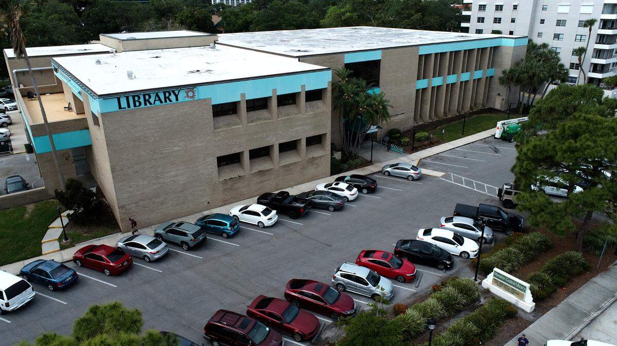 Manatee County Central Library in downtown Bradenton