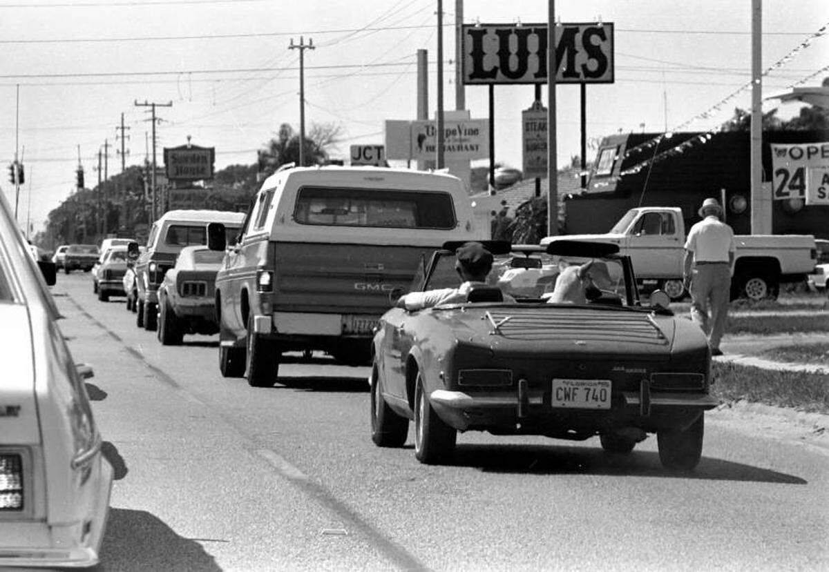 A 1979 photo of cars driving south on U.S. 41 passing numerous businesses and restaurants.