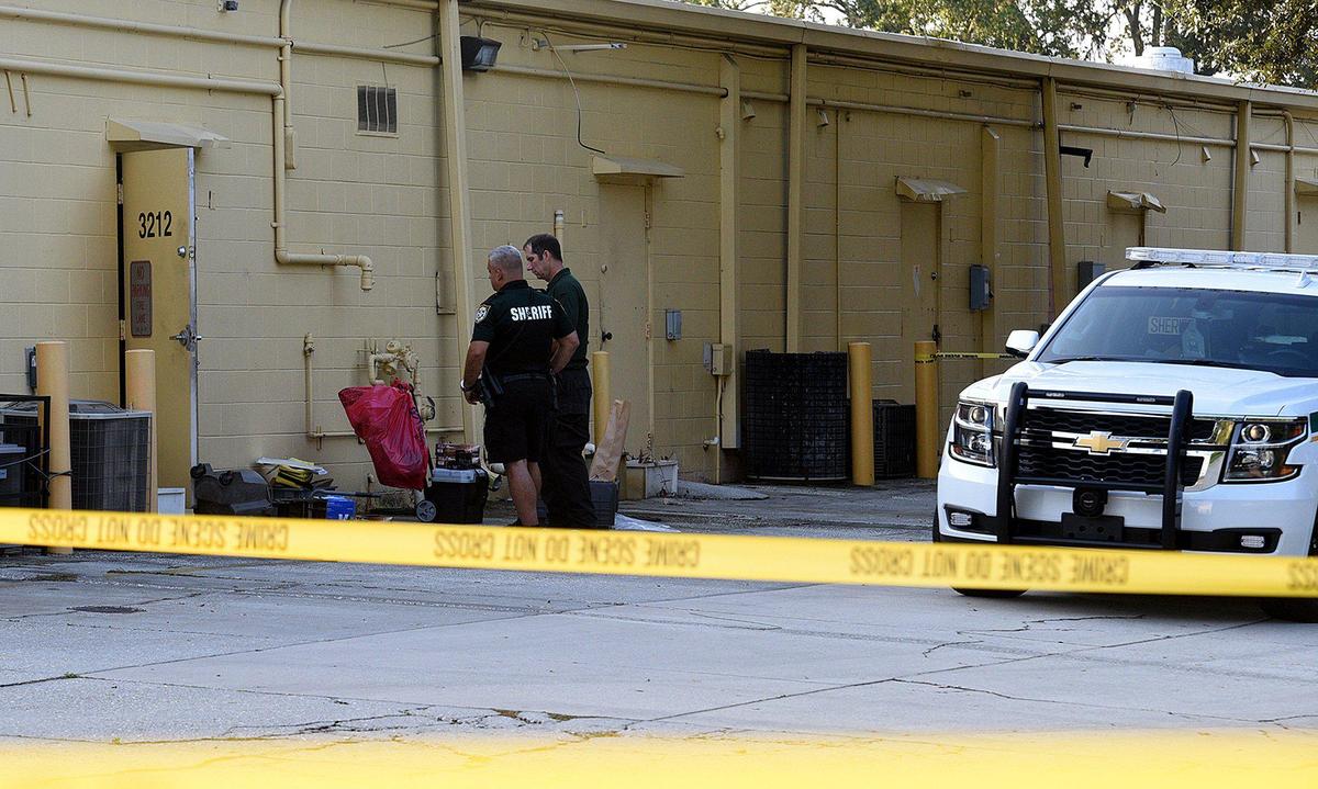 Manatee County Sheriff’s Office investigates a murder at the Green Galaxy Smoke Shop in the Oasis Plaza shopping center in Bradenton Wednesday morning.