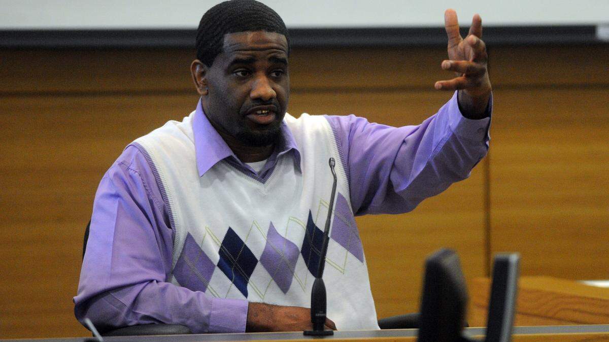 Everrick "Jermain" Houston describes his recollection of the night he was shot, as he is cross examined by Art Brown, assistant state attorney, as Houston takes the stand Thursday. Houston, 34, is charged with two counts of first-degree murder and one count armed burglary. 
 GRANT JEFFERIES/Bradenton Herald
