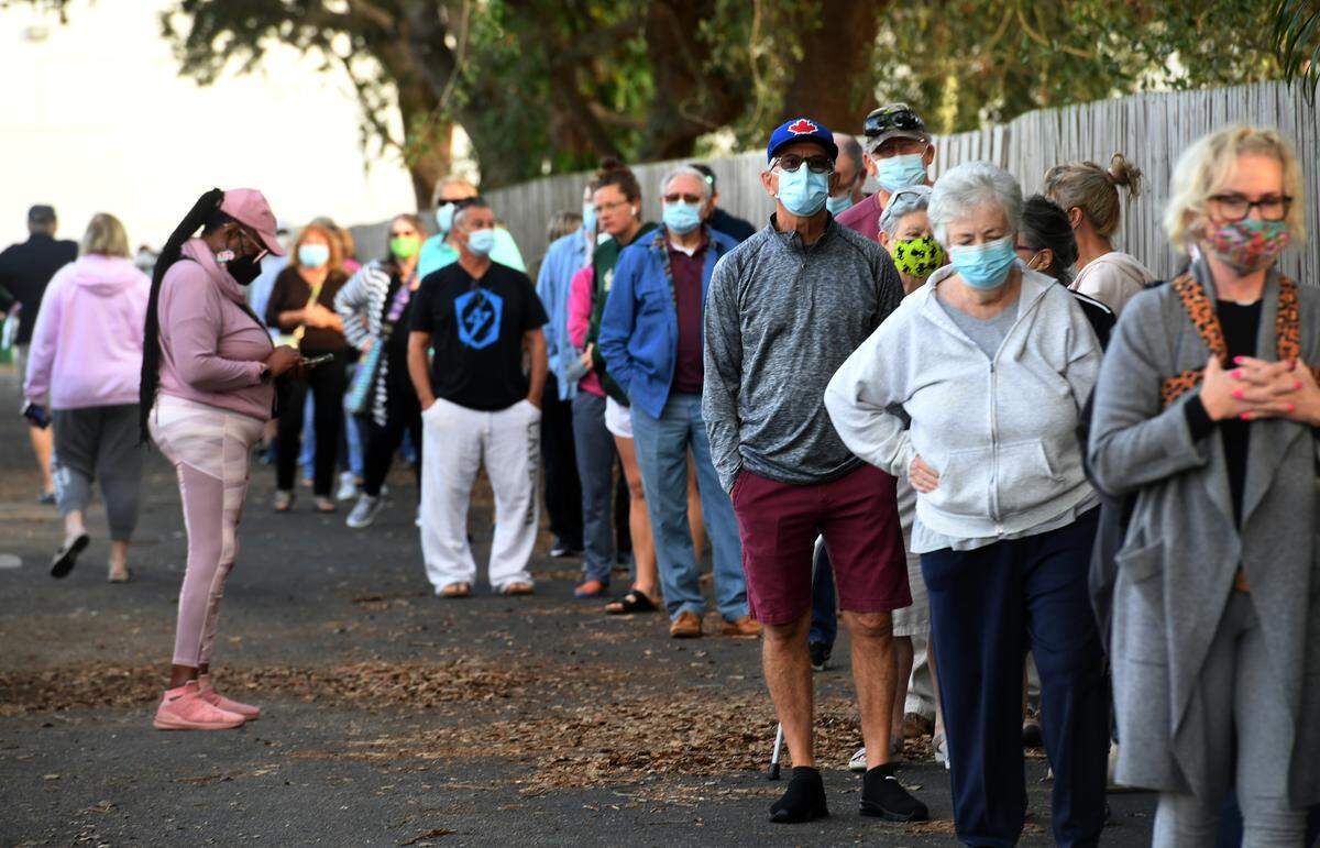 01/05/22—Hundreds were in line at the South Manatee library branch before 9 a.m. Manatee County is distributing 7,500 rapid at-home COVID-19 kits which were supplied by the Florida Department of Health at the county libraries.
