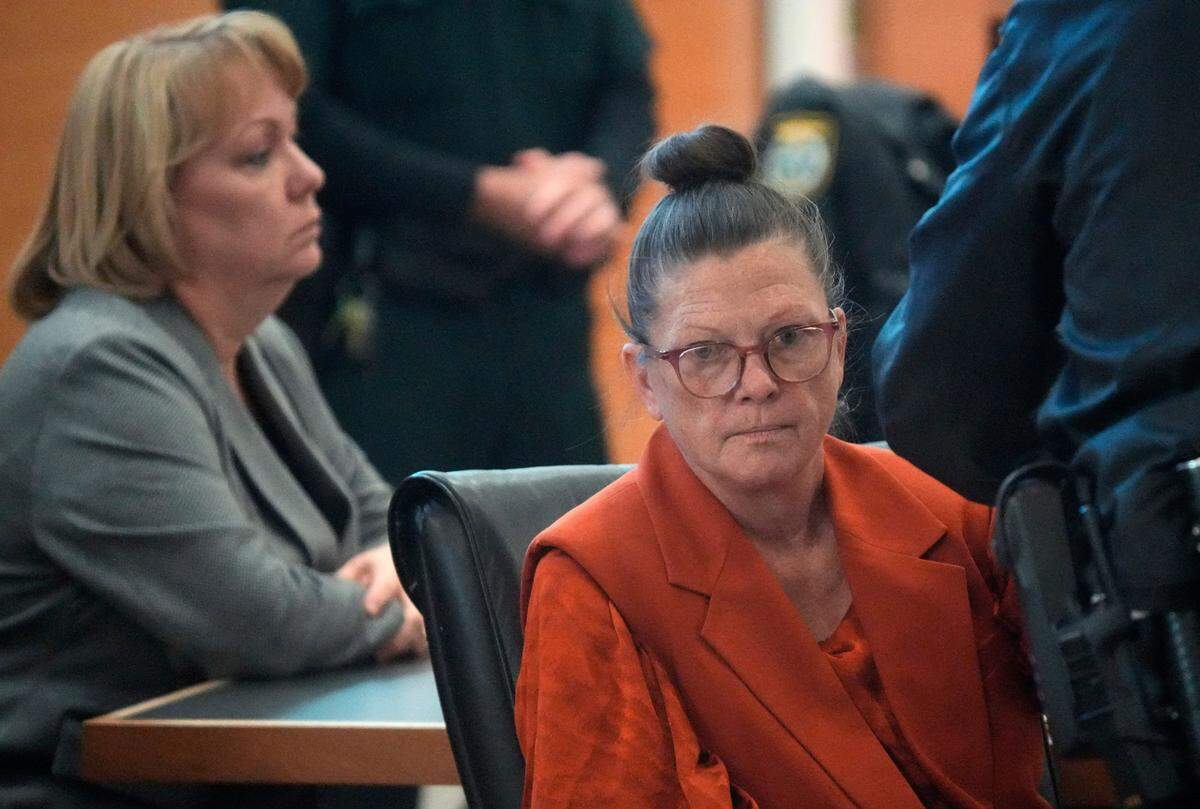 Teresa Zeppi looks at her family members after returing to court to hear the jury's decision Thursday afternoon in Bradenton. The jury convicted Zeppi of leaving the scene of a crash involving the death of pedestrian Joseph Dralus, who was struck in April 2020 and died from his injuries a month later.