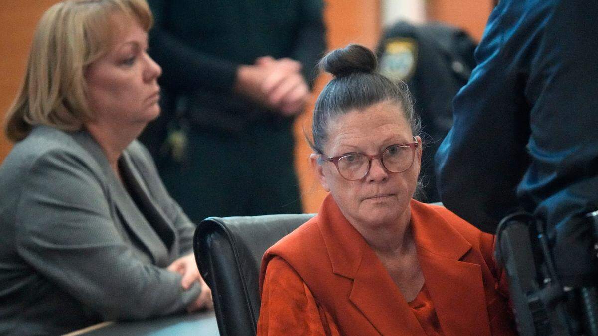 Teresa Zeppi looks at her family members after returing to court to hear the jury's decision Thursday afternoon in Bradenton. The jury convicted Zeppi of leaving the scene of a crash involving the death of pedestrian Joseph Dralus, who was struck in April 2020 and died from his injuries a month later.