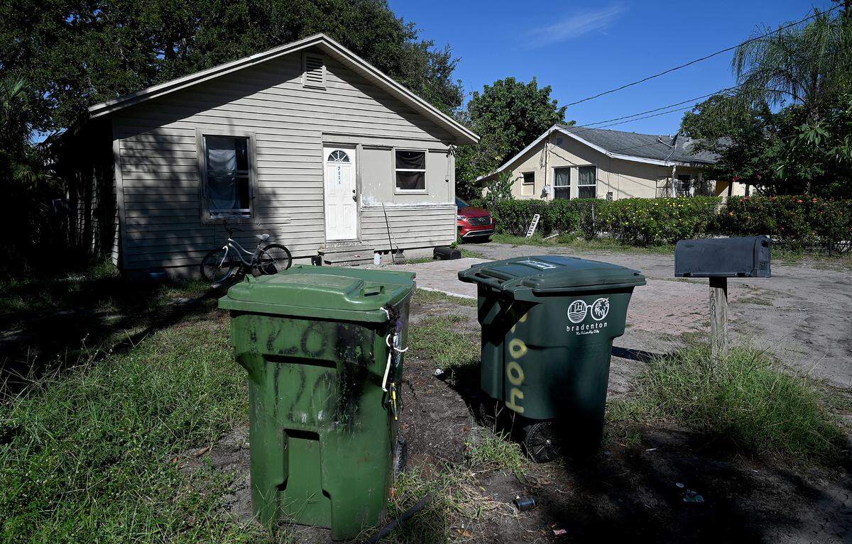 Bradenton Police investigate at the scene of a shooting in the early morning of Sept. 25, 2023 in the 2000 block of 12th Street West where two victims, a man and a woman, were reported to be in critical condition.