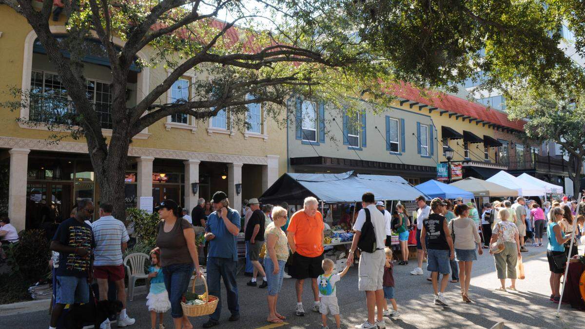 GRANT JEFFERIES/gjefferies@bradenton.com 
 People line Old Main Street on Saturday as they visit the Bradenton Farmers Market.