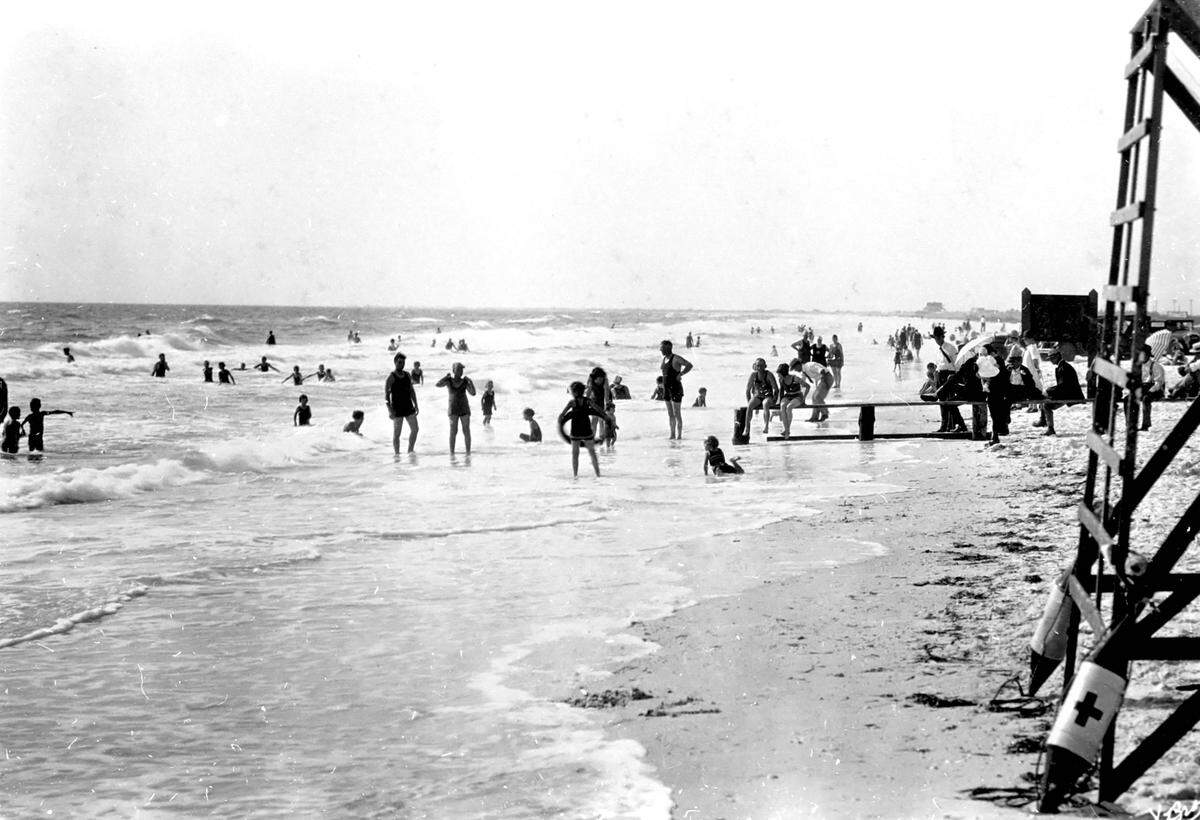 People enjoy Bradenton Beach between 1923-26.