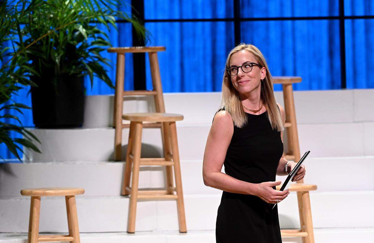 Executive Editor Lauren Walck looks back at the presenter after accepting a sponsor award at the 2023 Golden Herald Awards.