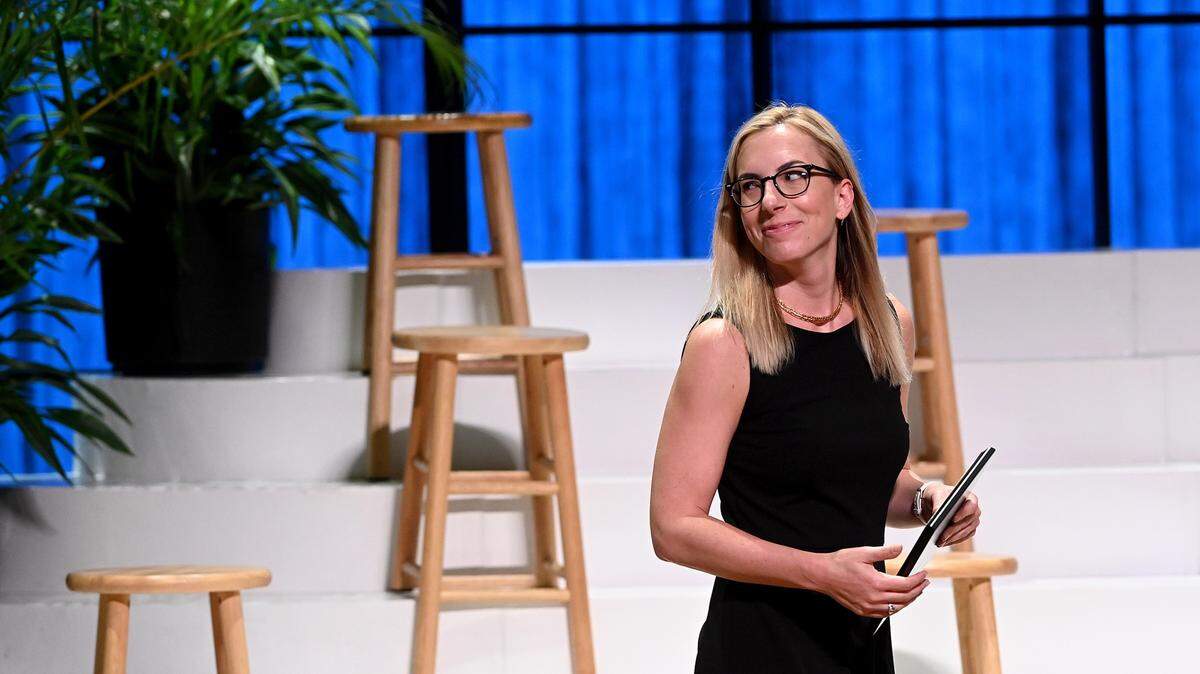 Executive Editor Lauren Walck looks back at the presenter after accepting a sponsor award at the 2023 Golden Herald Awards.