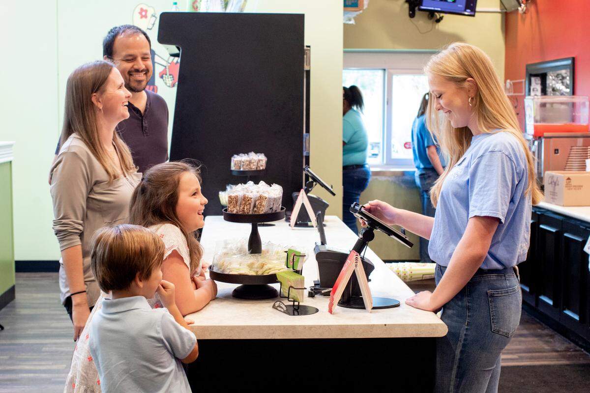 Chicken Salad Chick, a fast-casual chicken salad restaurant concept, this week announced the grand opening on April 5 of its newest restaurant at 5434 Lockwood Ridge Road in the Lockwood Commons shopping center.