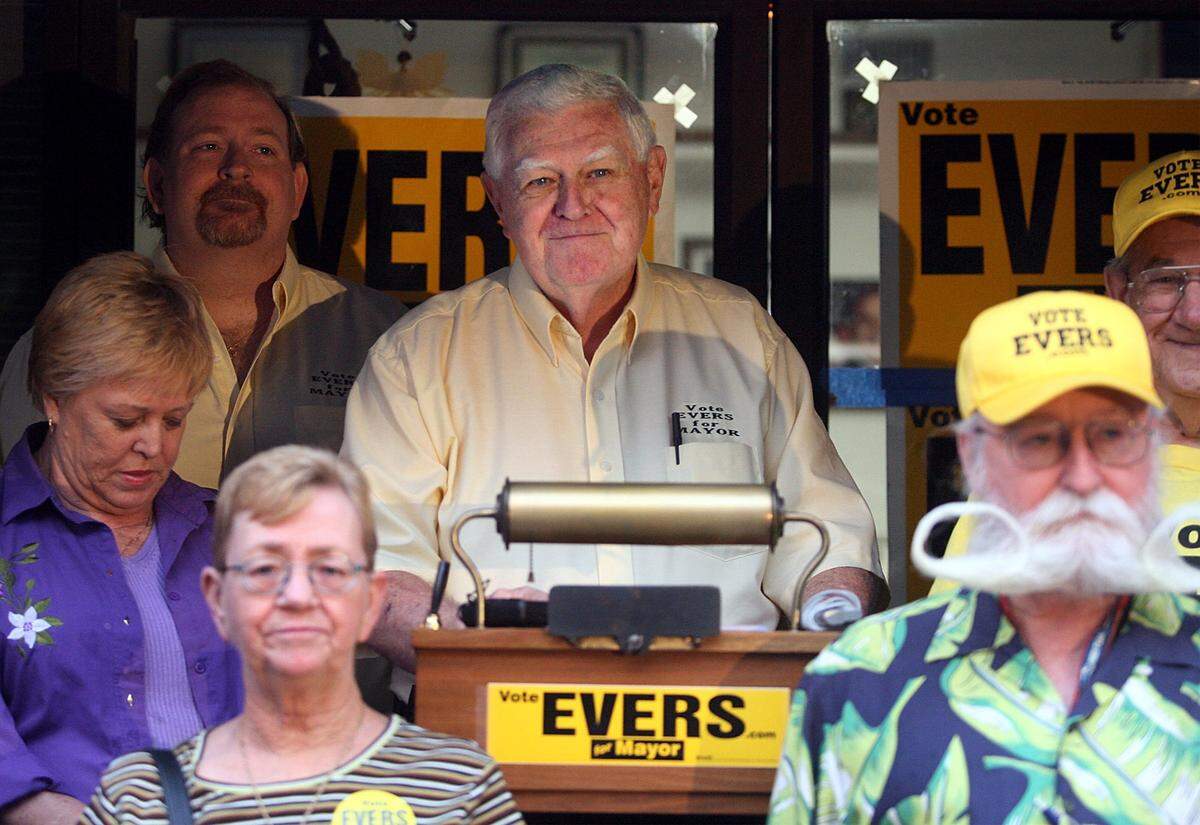 Bill Evers, surrounded by supporters, speaks at a press conference to respond to a letter Wayne Poston sent him in 2007.