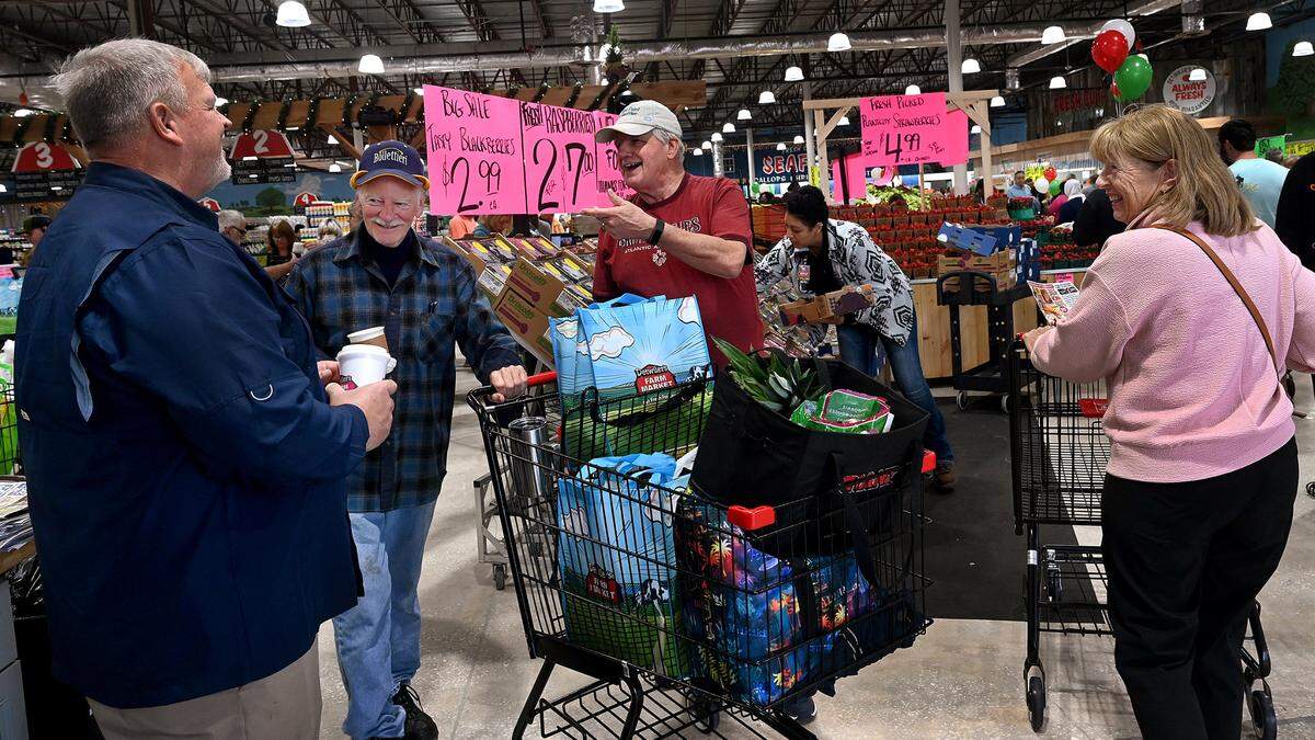 Henry Detwiler, owner and CEO of Detwiler’s, thanks customers after they shop at the grand opening of the newest store in Bradenton.