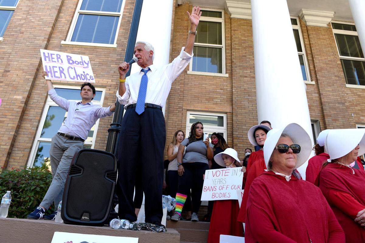 10/02/21—Former Florida Gov. Charlie Crist makes a speech at a stop at the courthouse as pro-choice advocates marched through the streets of downtown Bradenton Saturday, joining hundreds of other Women’s March demonstrators across the country in support of reproductive rights. The march was organized by Women’s Voices of Southwest Florida.