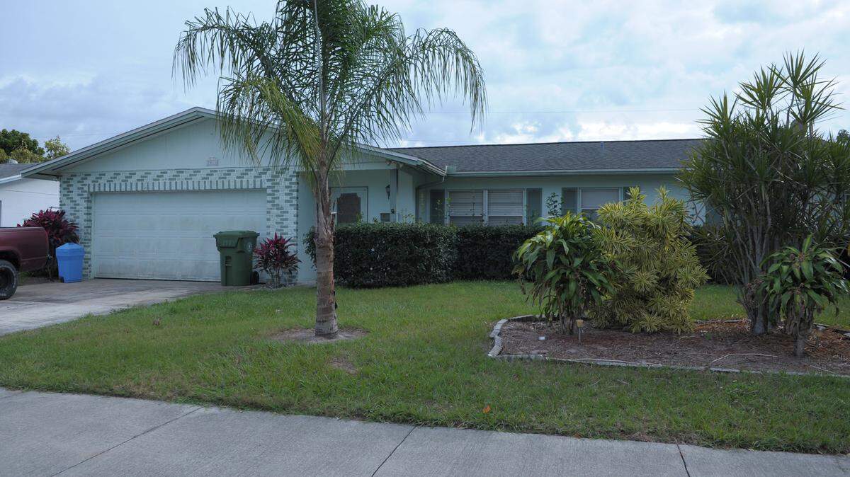 This house on 21st Ave. W. Bradenton, is one of many listed on RealtyTrac's website as forclosed property that will be sold at auction. Foreclosed home sales were a relative rarity in Manatee and Sarasota counties in 2015 as a booming residential market saw its lowest levels of distressed sales since 2010, according to data gathered by RealtyTrac. 
 GRANT JEFFERIES/Bradenton Herald
