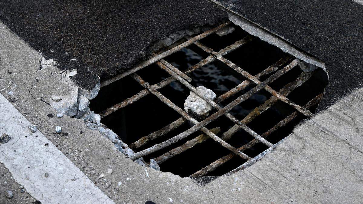 The Manatee Avenue Bridge re-opened Thursday morning after crews finished emergency repairs on a hole that opened in the roadway.