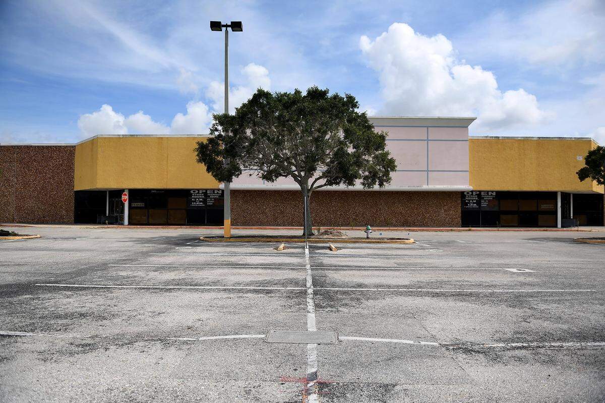 It’s been almost a year since the city approved plans for a new Lucky’s Market and Wawa service station at the Manatee West Plaza off of 75th Street West and Manatee Avenue. Since those approvals, there has been little progress, leaving many to wonder if it was going to happen.
