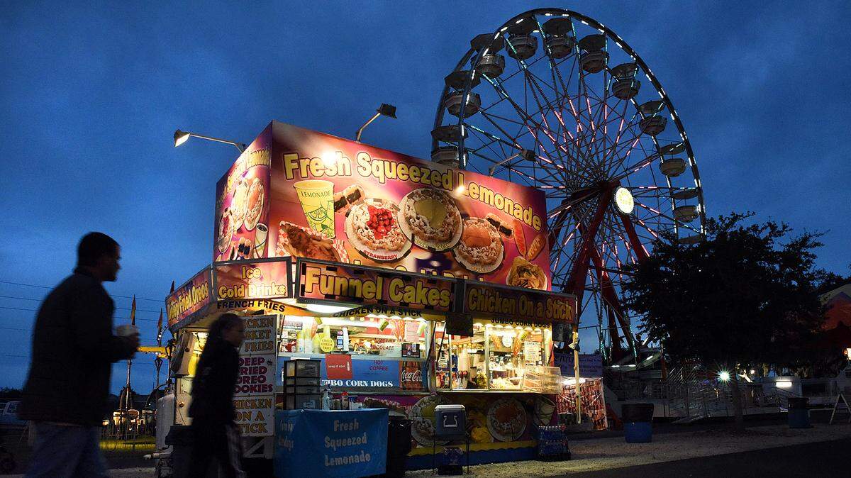 A sprinkle of rain falls on the midway at the Manatee County Fair, which returns Jan. 11, 2024, at the Manatee County Fairgrounds in Palmetto.