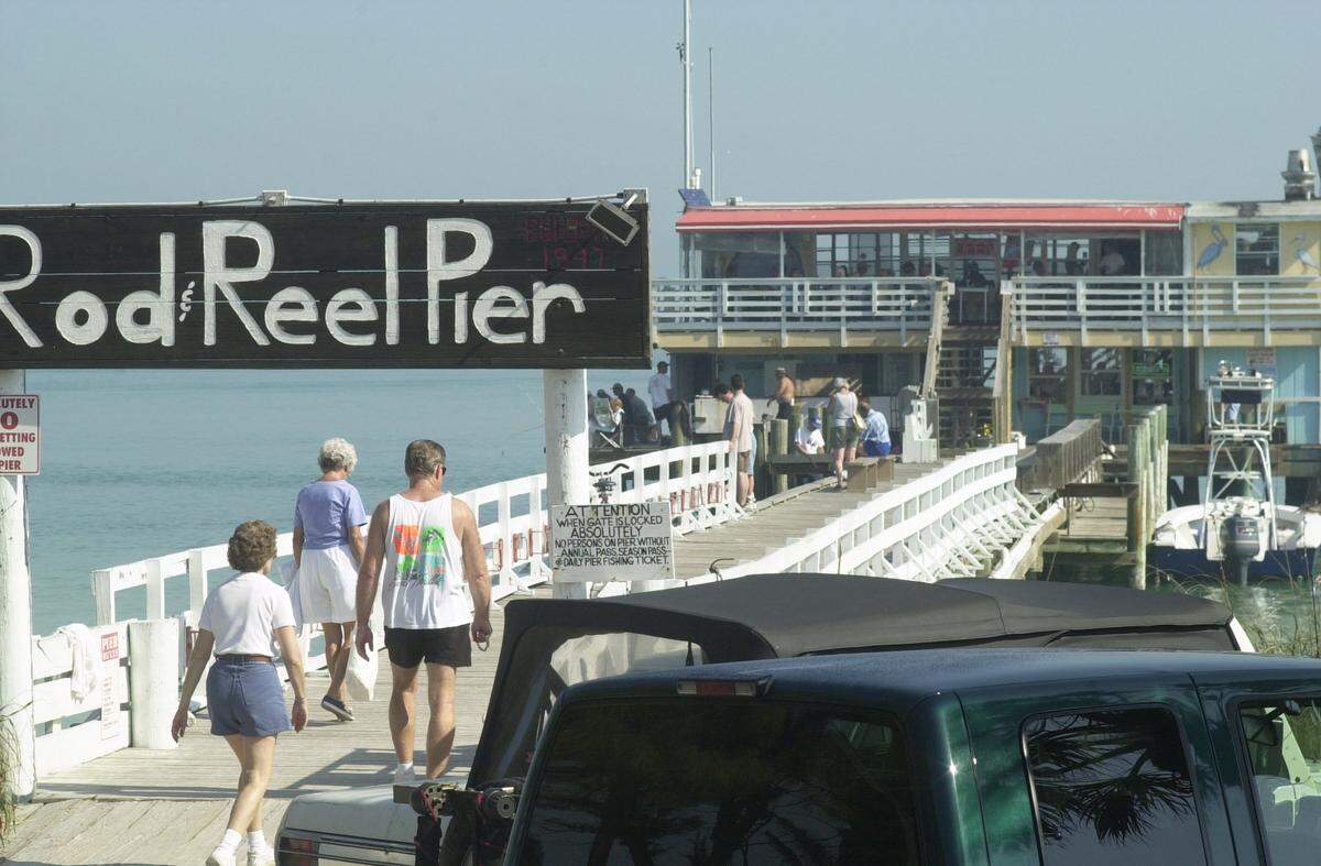 The Rod and Reel Pier in February 2000.